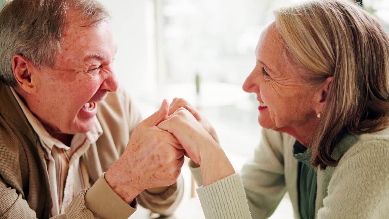 손을 잡고 행복 한 노인 부부