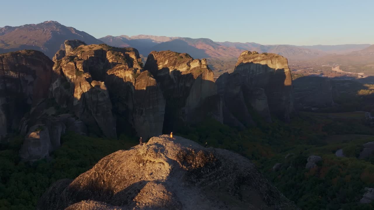 Soluppgång belyser Meteora-klostren i Grekland, flygvy
