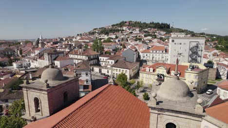 Vista-Aérea-De-Drones-Alrededor-De-Los-Campanarios-De-La-Catedral-De-Castelo-Branco-Con-Paisaje-Urbano-En-El-Fondo,-Portugal