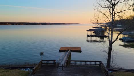 Puente-Y-Muelle-De-Plataforma-Flotante-Junto-Al-Gran-Lago-O&#39;-Los-Cherokees-Al-Atardecer-En-Oklahoma---Amplia-Estática