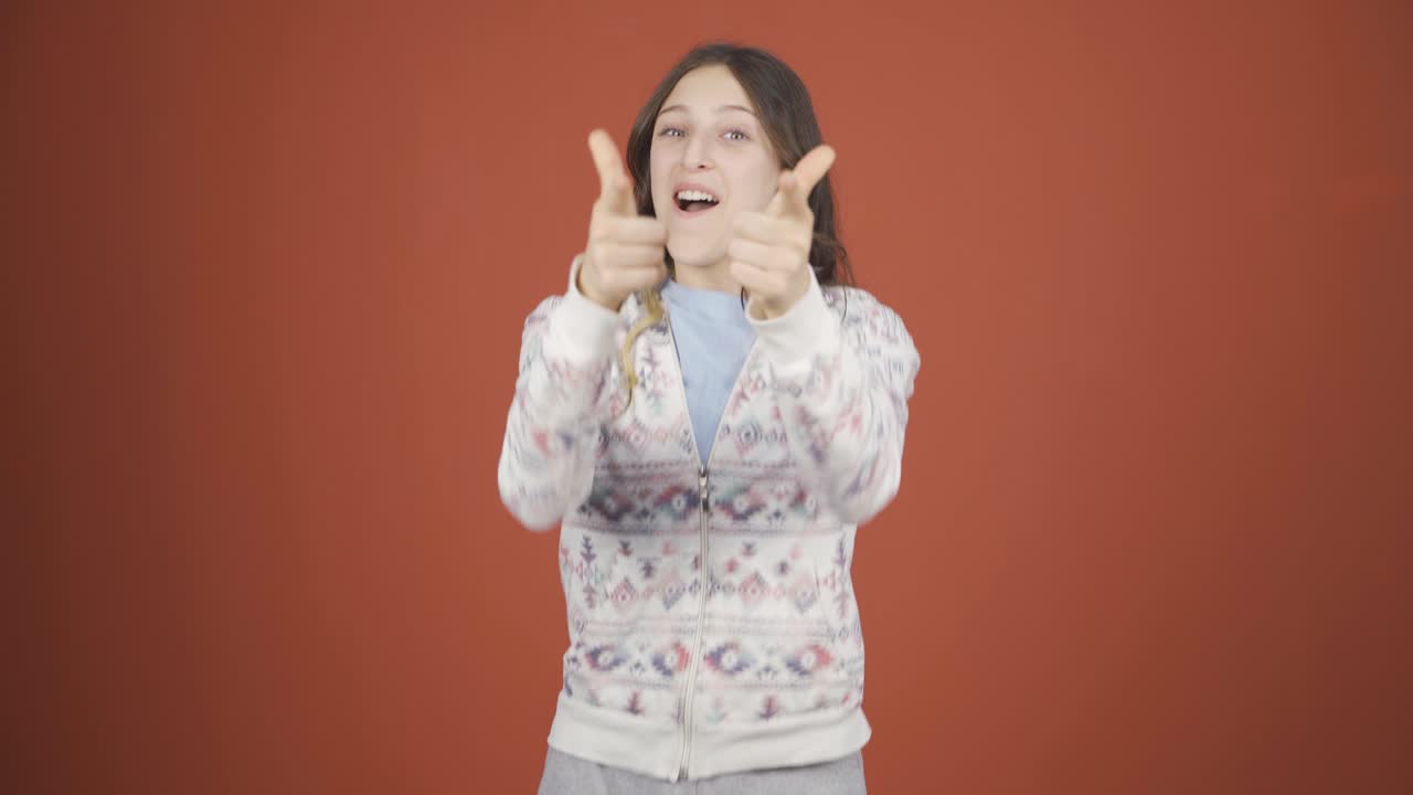 카메라를 향한 사려 깊은 젊은 여성이 아이디어를 떠올립니다.