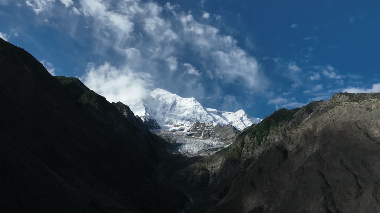vista del lapso de tiempo de la increíble y hermosa montaña rakaposhi cubierta de nieve con nubes ligeras que pasan por encima