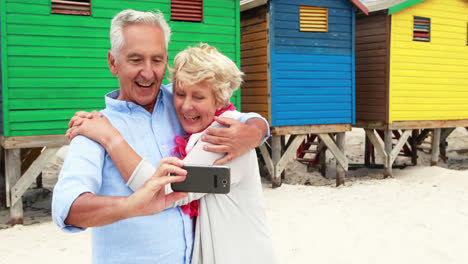 Pareja-Mayor-Tomando-Un-Selfie-En-La-Playa