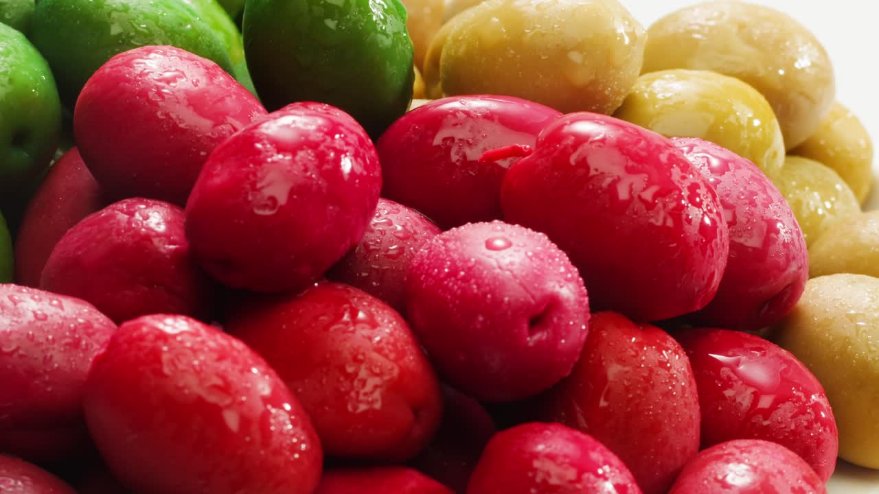 고품질의 4k 영상으로 그리스에서 배경으로 인 둥근 녹색 올리브.