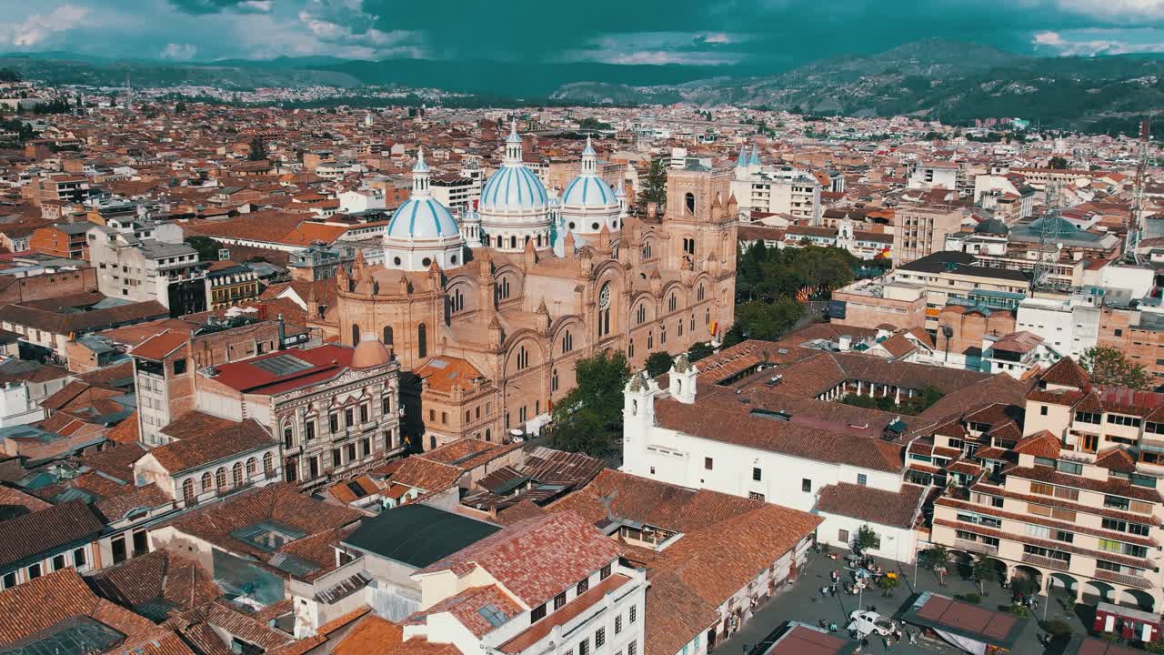 vista aérea de cuenca, ecuador: arquitectura colonial, calles adoquinadas, cúpulas azules icónicas y montañas exuberantes. perfecto para viajes, cultura y imágenes del paisaje urbano