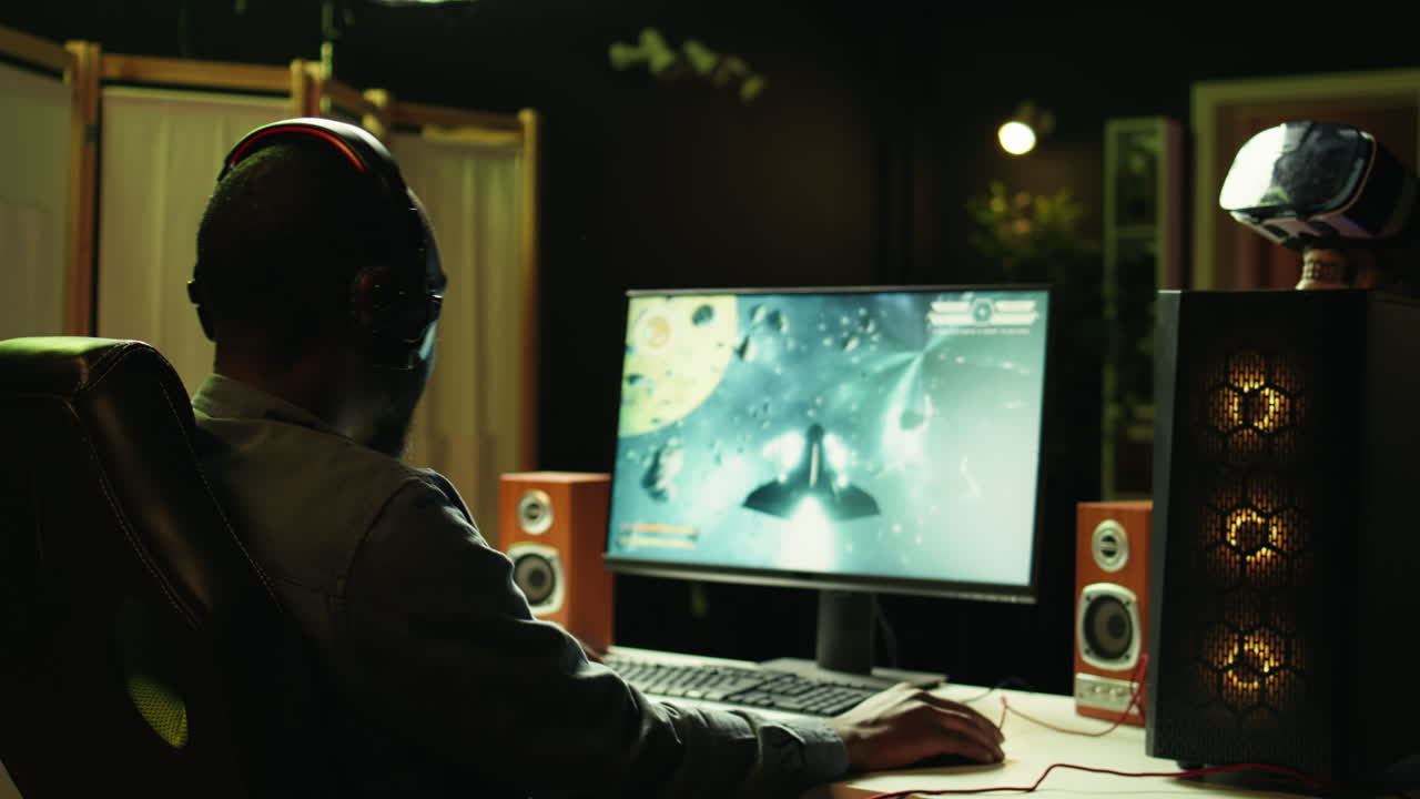 jugador navegando por el universo en un juego de simulación, de cerca