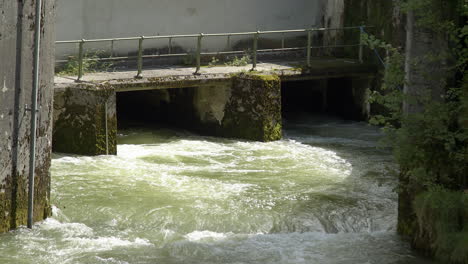 Wasser-Fließt-Aus-Einem-Wasserkraftwerk,-Wehr