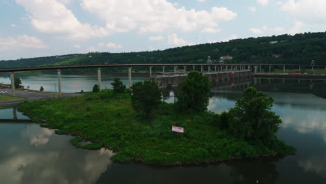 Río-Tranquilo-Bajo-El-Puente-De-La-Gran-Presa-Cerca-Del-Parque-Cook&#39;s-Landing-En-North-Little-Rock,-Arkansas,-Estados-Unidos