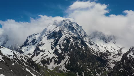 Flug-Durch-Bergwolken-über-Wunderschöne-Schneebedeckte-Gipfel-Von-Bergen-Und-Gletschern.