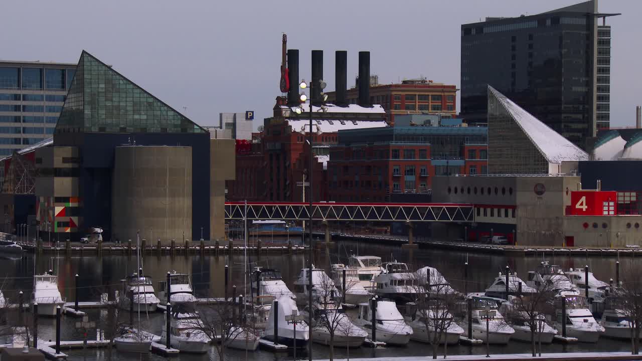 la nieve cubre el puerto de baltimore en invierno