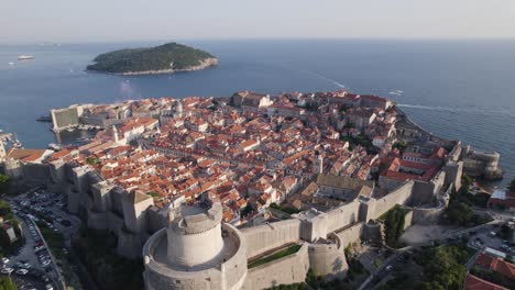 revelación aérea del noroeste: la ciudad vieja de dubrovnik, las murallas históricas, el mar adriático y la isla croata