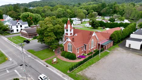 empuje aéreo sobre la iglesia metodista en mountain city, tennessee.