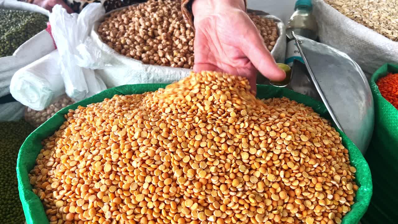 회전하는 디스크에 있는 moong dal의 매크로 비디오