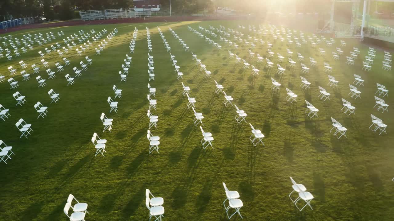 sillas vacías con distanciamiento social en el campo deportivo para la ceremonia de graduación durante la pandemia de covid-19 en tacoma, washington, ee.uu.