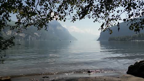 Vista-Tranquila-A-Orillas-Del-Lago-Walensee,-Suiza.