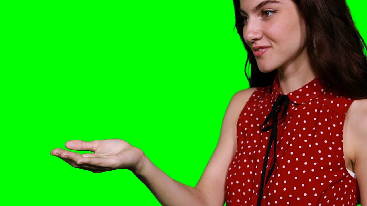 Donna che finge di toccare lo schermo digitale