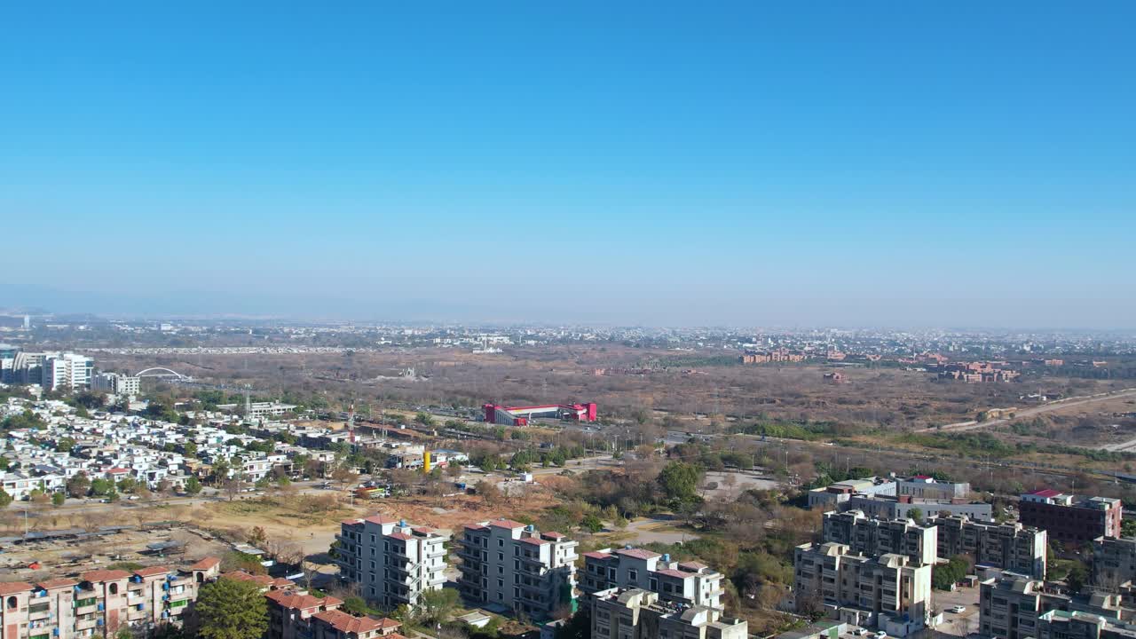 vista aérea de la autopista de islamabad srinagar con una estación de metro visible