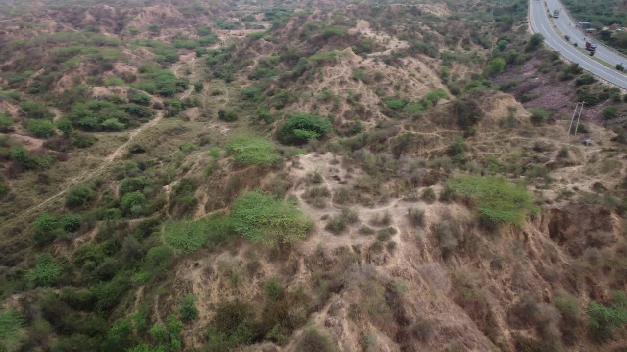 erosiones únicas de barrancos de las icónicas tierras malas de los barrancos de chambal junto a la carretera nacional en morena rajasthan frontera de madhya pradesh, india