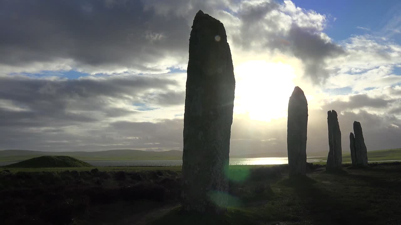 tiro de lapso de tiempo de nubes moviéndose sobre piedras celtas sagradas en las islas de orkney en el norte de escocia 1