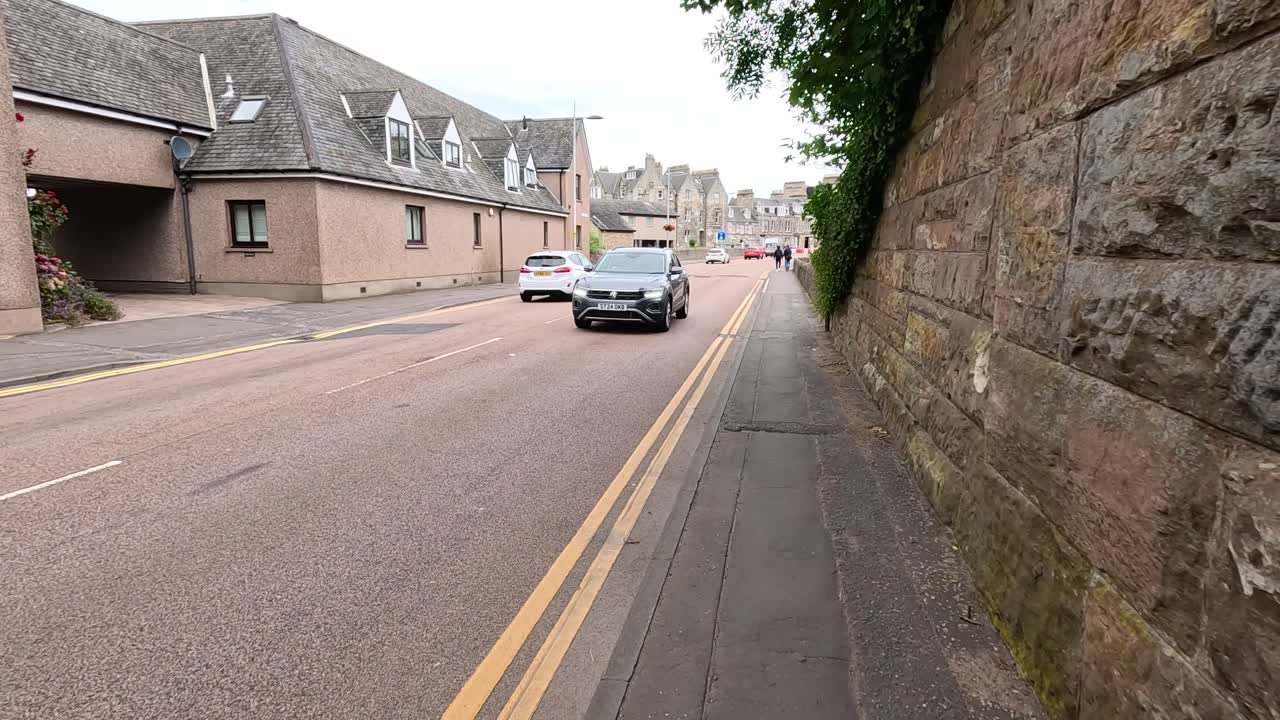 차량 이 조용 한 거리 를 따라 운전 하고 있다