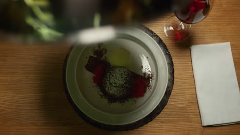 Fine-restaurant-dish-lid-cloche-on-table.-Waiter-hand-presenting-dinner-meal.