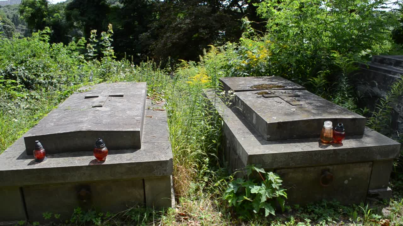 Monumenti in un cimitero. Leopoli, Ucraina. Il cimitero di Lychakiv, il complesso storico e commemorativo (dal 1991) a Leopoli nel quartiere storico di Lychakiv, uno dei cimiteri più antichi dell'Ucraina.