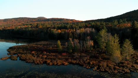 Antena-De-Puesta-De-Sol-Sobre-El-Lago-Junto-Al-Bosque-De-Montaña-En-Impresionantes-Colores-Otoñales