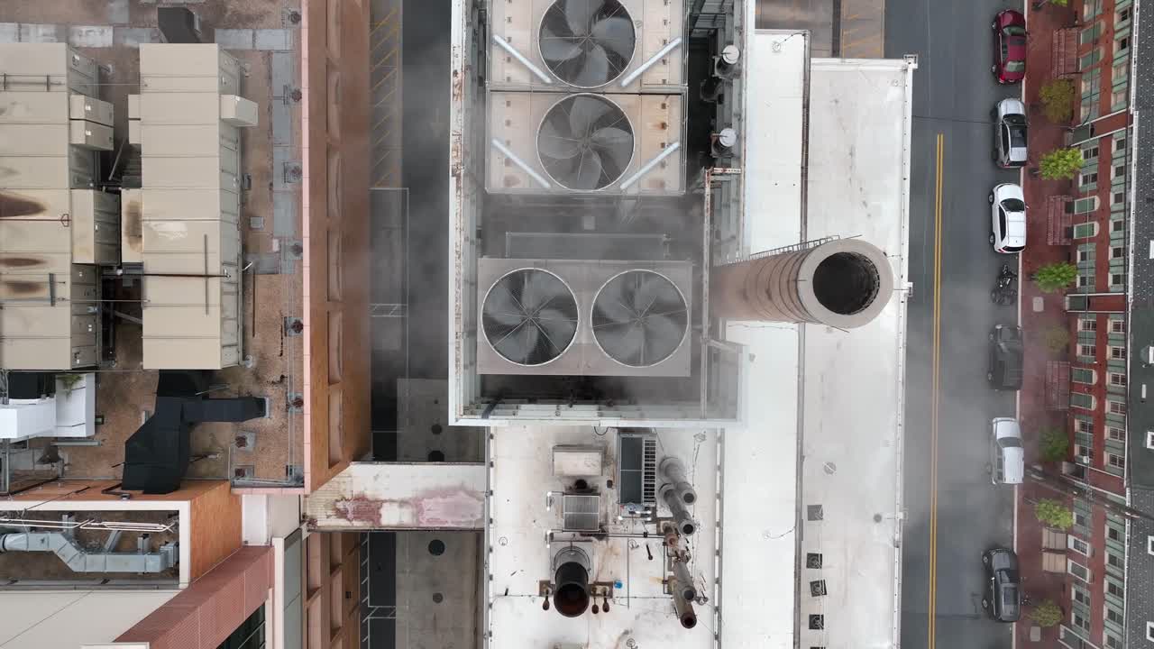 дым и пар, выходящие из фабрики, запечатлены на аэрофотосъемке с прямой наводкой