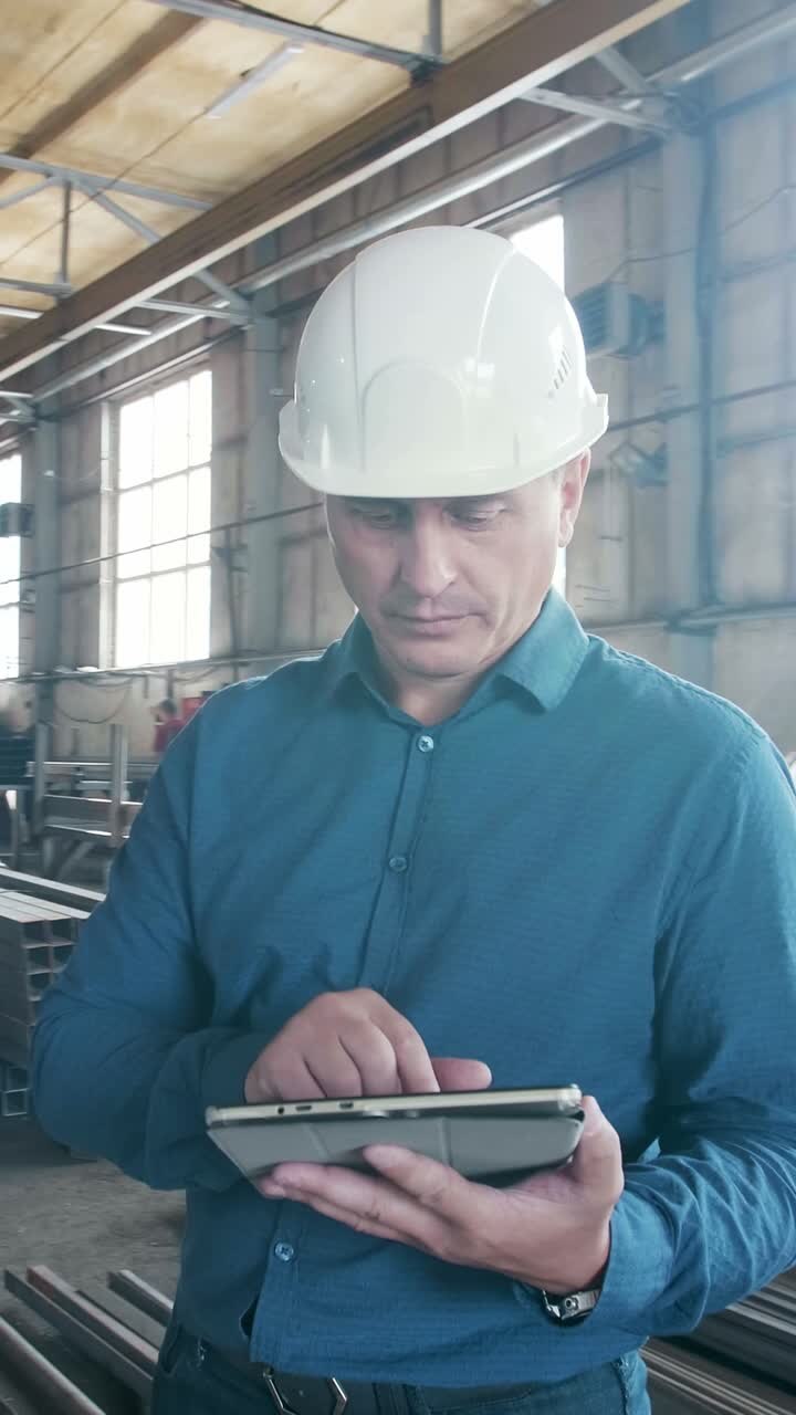 ingenieur, der ein tablet in einer fabrik benutzt