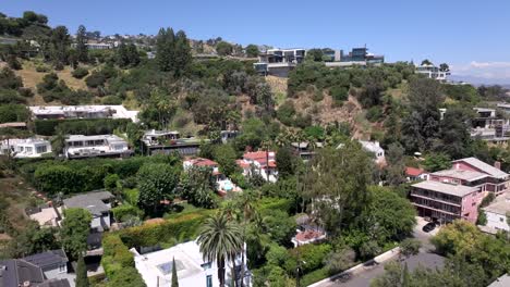 Casas-De-Lujo-De-Las-Famosas-Calles-De-Pájaros,-Colinas-De-Hollywood-Oeste,-Paso-Elevado-De-La-Drone