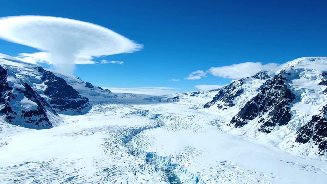 Paisagem glacial deslumbrante com formação de nuvens única acima de majestosos campos de gelo e montanhas imponentes, exibindo as maravilhas da natureza numa cena de inverno deslumbrante