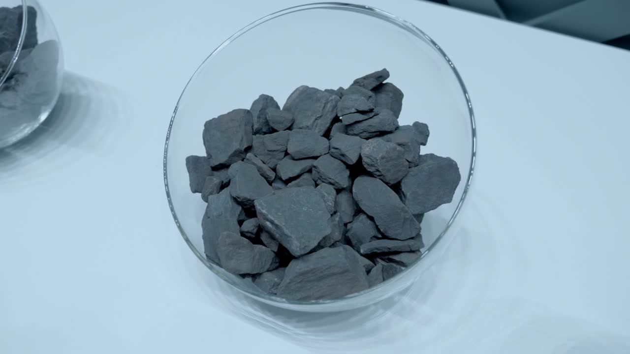 железные руды - это породы и минералы, из которых можно извлекать металлическое железо