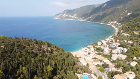 Hermoso-Pueblo-Costero-Agios-Nikitas-En-La-Isla-De-Lefkada,-Grecia---Antena