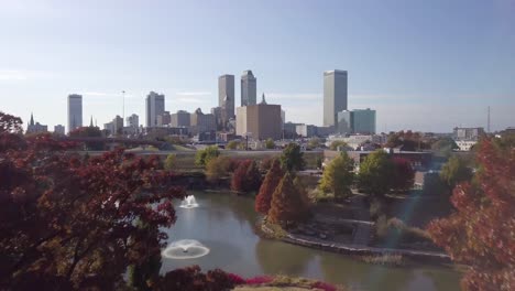 사 (tulsa) 가 가을에 나무를 고 들어오는 모습의 드론 영상