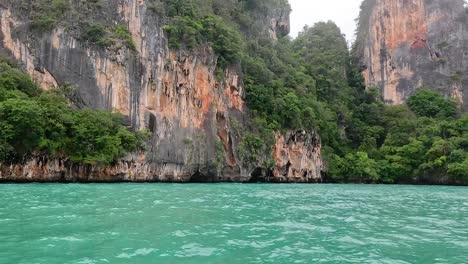 exuberantes acantilados y aguas turquesas cerca de krabi