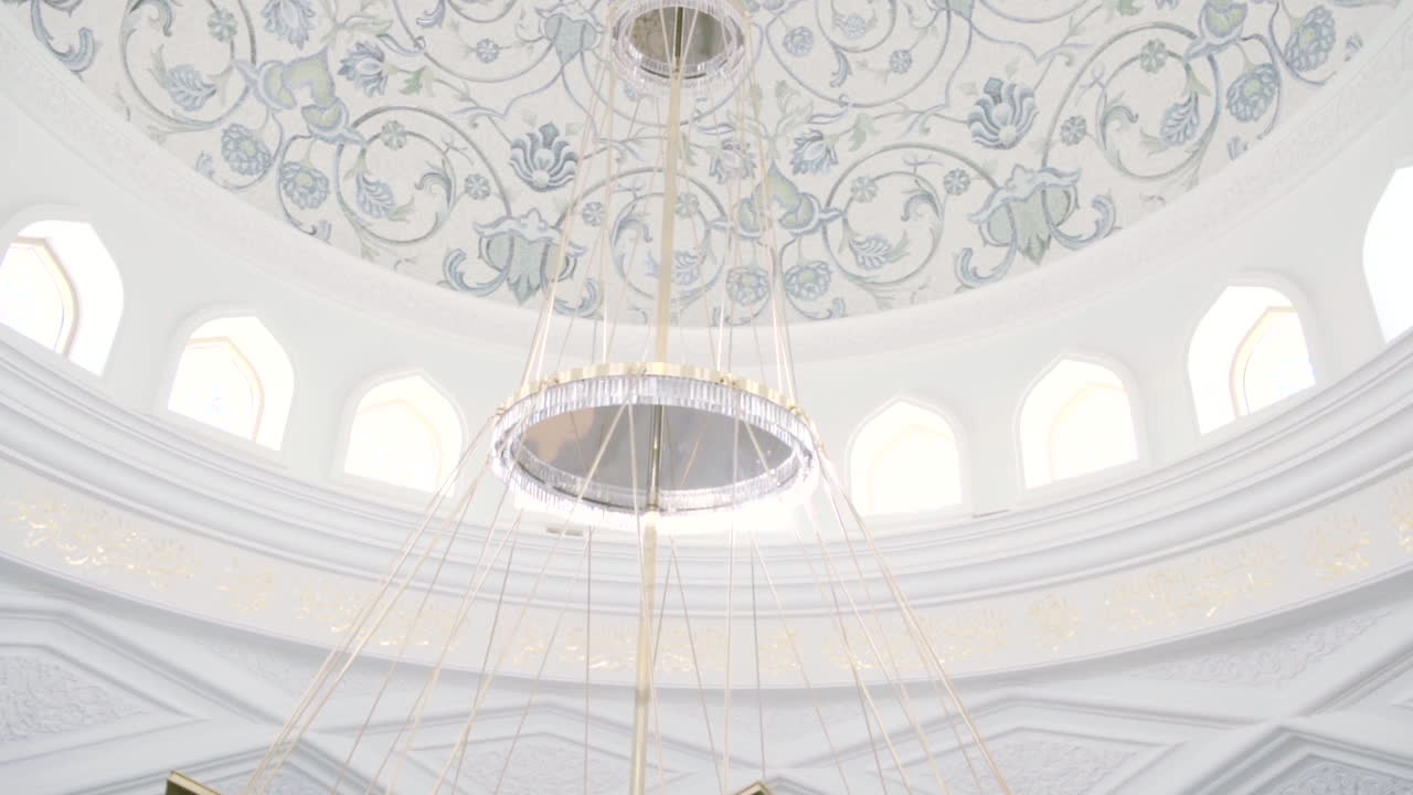 Interno di moschea con lampadario e cupola