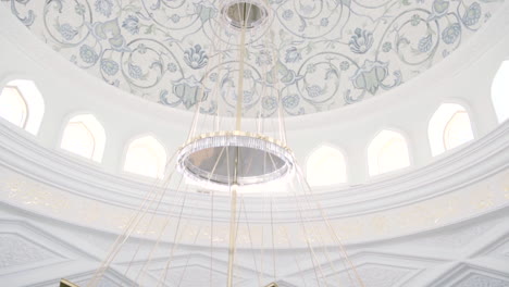 interior de la mezquita con candelabro y cúpula