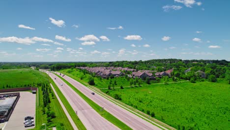 Aufsteigende-Luftaufnahme-Des-Ruhigen-Vorstadtlebens-Entlang-Der-Malerischen-Autobahn-Von-Sussex,-Wisconsin