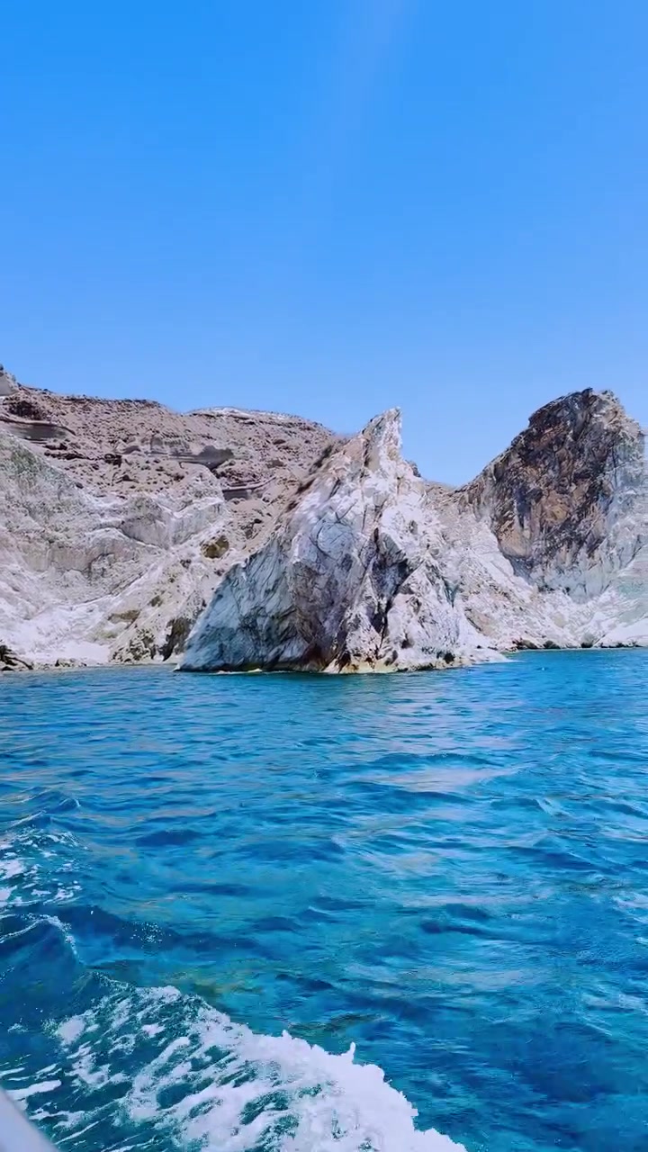 Purjehtimassa Akrotirin punaisen rannan ohi Santorinilla, Kreikassa