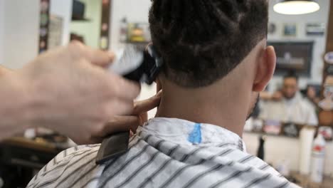 Estilista-Anónimo-Haciendo-Un-Corte-De-Pelo