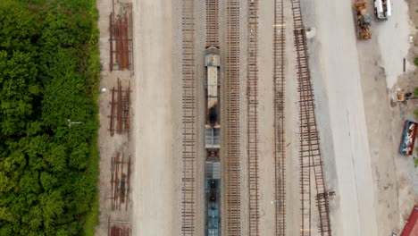vista de arriba hacia abajo de 4k del motor del tren que va un poco más lento que la cámara mientras permanece a la vista