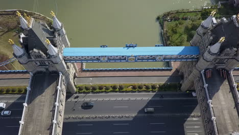 Niedrige-Überführung-Neigt-Sich-Nach-Unten,-Sodass-Der-Verkehr-Unter-Der-Nachbildung-Der-Tower-Bridge-In-China-Zu-Sehen-Ist