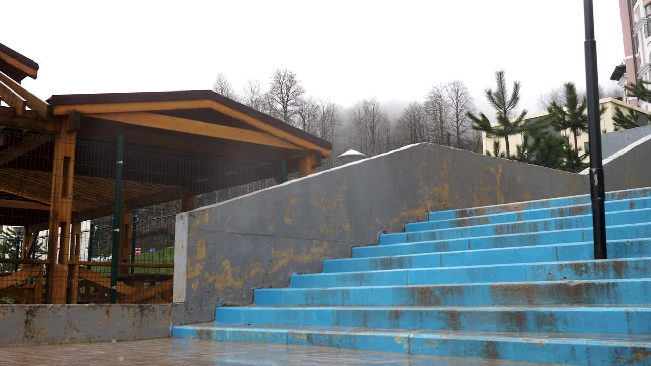escalones azules y refugio de madera en un parque