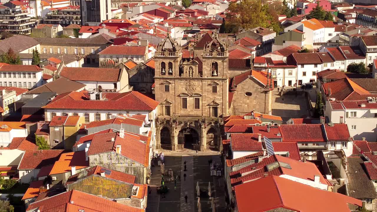 Luftfoto zoomer ud fra Bragas gamle bymidte i Portugal, et berømt rejsemål.