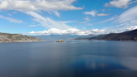 Paisaje-De-Lago-De-Montaña-Paraíso-Con-Aguas-Tranquilas-Que-Reflejan-El-Cielo-Nublado