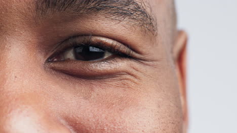 ojo, visión e iris con retrato de un hombre negro
