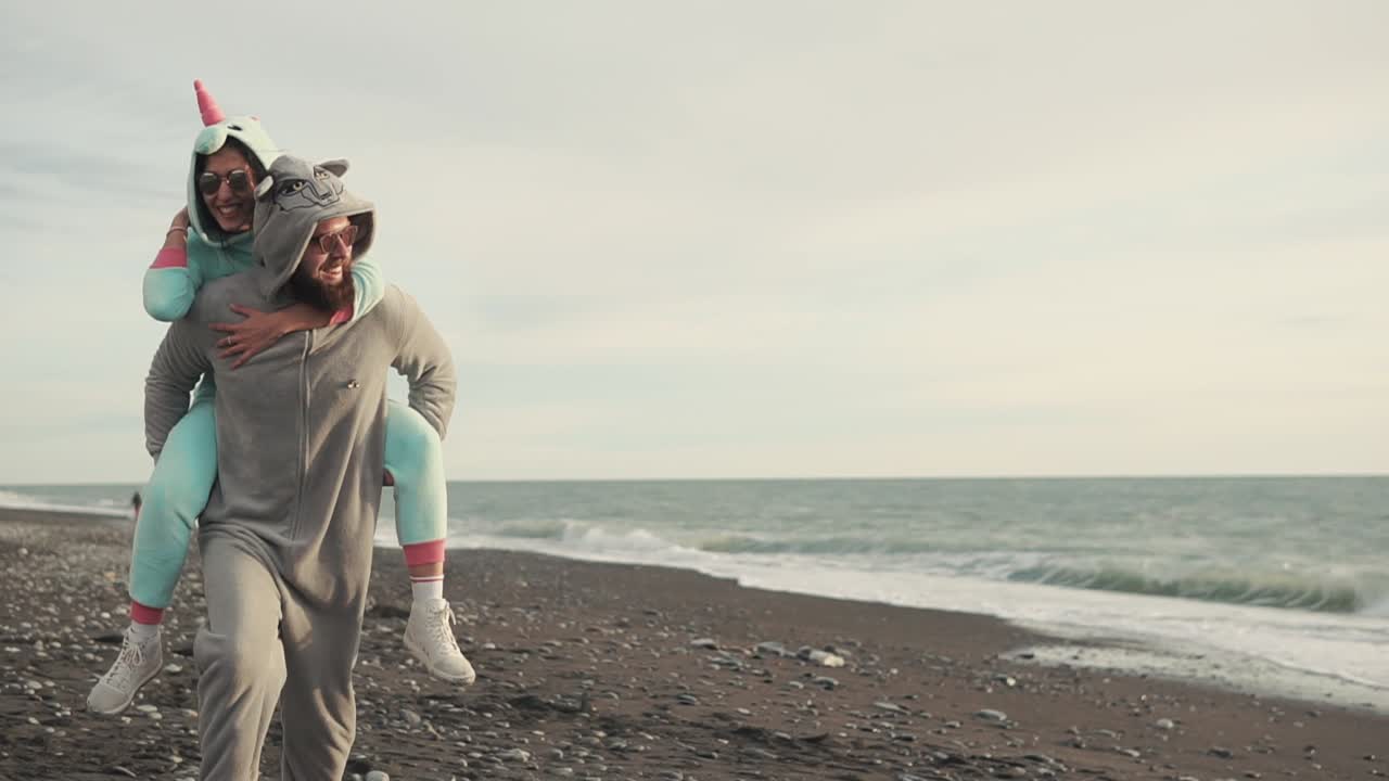 해변에서 즐거운 시간을 보내는 커플