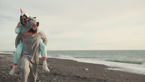 una pareja divirtiéndose en la playa.