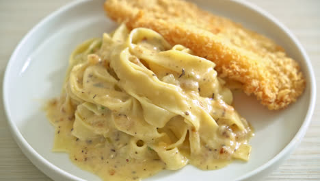 Hausgemachte-Fettuccine-Nudeln,-Weiße-Sahnesauce-Mit-Gebratenem-Fisch