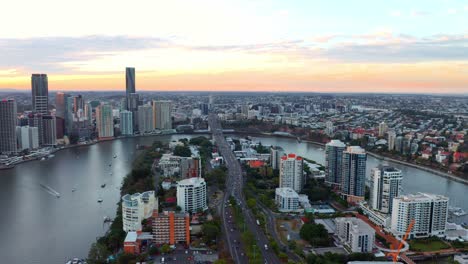 vista panorámica de los suburbios del sur en kangaroo point con automóviles cruzando el puente story en brisbane, queensland, australia